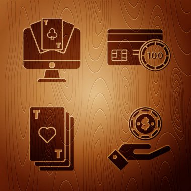 El ele tutuşan kumarhane fişleri, online poker masası oyunu, tahta arka planda kalp ve kredi kartı oyunu. Vektör