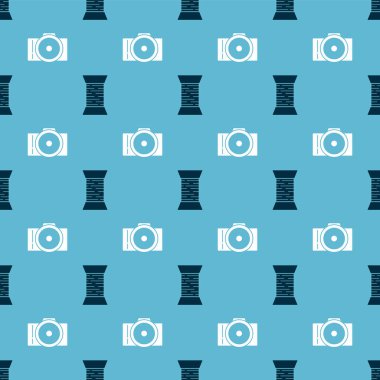Dikiş ipliğini makaraya, fotoğraf makinesini de kusursuz desene ayarla. Vektör