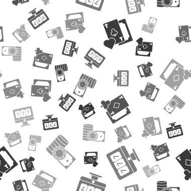 Kulüp sembollü iskambil kartı, şanslı yedili büyük ikramiyeli online kumar makinesi, elmaslı kart oyunu, kumarhane fişleri ve kusursuz desenli para yığını. Vektör