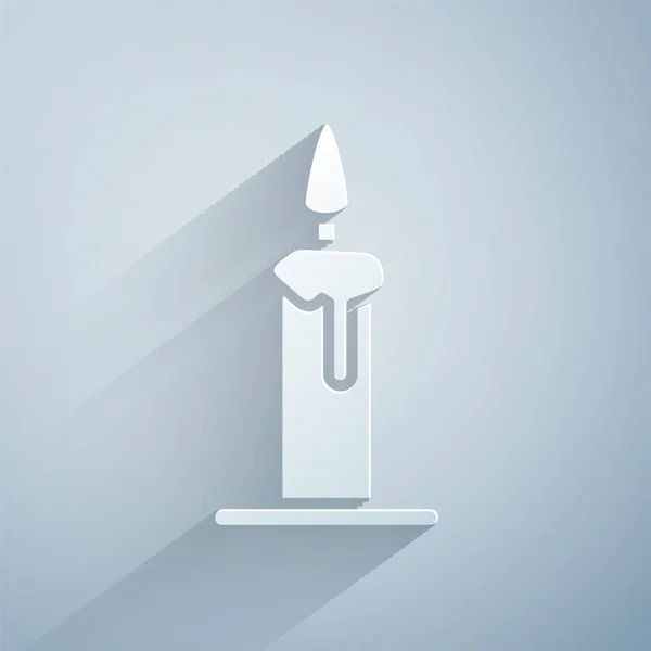 Paper cut Burning candle in candlestick icon isolated on grey background. Cylindrical candle stick with burning flame. Paper art style. Vector Illustration — 스톡 벡터