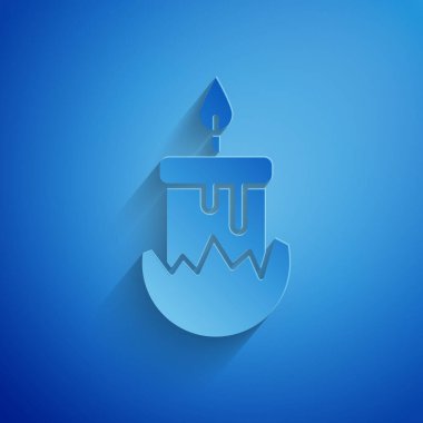 Kağıt kesiği, mavi arkaplanda izole edilmiş şamdan ikonunda yanan mum. Silindirik mum çubuğu ve yanan ateş. Kağıt sanatı tarzı. Vektör İllüstrasyonu