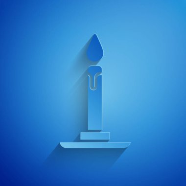 Kağıt kesiği, mavi arkaplanda izole edilmiş şamdan ikonunda yanan mum. Silindirik mum çubuğu ve yanan ateş. Kağıt sanatı tarzı. Vektör İllüstrasyonu