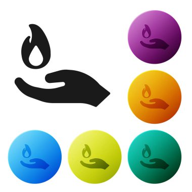 Siyah El beyaz arka planda izole edilmiş bir ateş ikonu tutuyor. Simgeleri renk daire düğmelerine ayarla. Vektör İllüstrasyonu