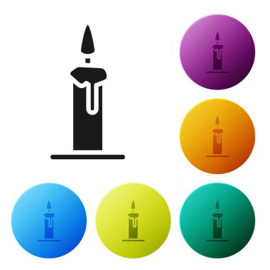 Beyaz arkaplanda izole edilmiş şamdan ikonunda siyah yanan mum. Silindirik mum çubuğu ve yanan ateş. Simgeleri renk daire düğmelerine ayarla. Vektör İllüstrasyonu