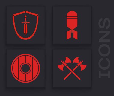 Orta çağ baltalarını, kılıçlı ortaçağ kalkanını, havacılık bombasını ve yuvarlak tahta kalkan ikonunu ayarlayın. Vektör