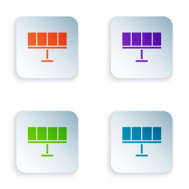 Beyaz arkaplanda izole edilmiş renkli Güneş enerjisi simgesi. Kare düğmelere renkli simgeleri yerleştir. Vektör İllüstrasyonu