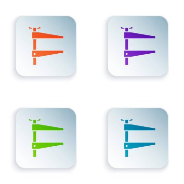 Beyaz arkaplanda renk klempi simgesi izole edildi. Çilingir aleti. Kare düğmelere renkli simgeleri yerleştir. Vektör İllüstrasyonu