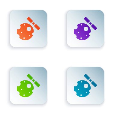 Dünya 'nın yörüngesindeki renkli yapay uydular beyaz arkaplanda izole edilmiş uzay ikonunda. İletişim, navigasyon konsepti. Kare düğmelere renkli simgeleri yerleştir. Vektör İllüstrasyonu