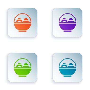 Beyaz zemin üzerinde paskalya yumurtası simgesi olan renkli sepet. Mutlu Paskalyalar. Kare düğmelere renkli simgeleri yerleştir. Vektör İllüstrasyonu