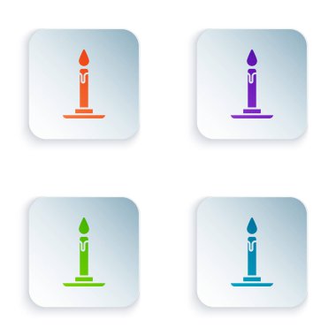 Beyaz arkaplanda izole edilmiş şamdan simgesindeki renk yakan mum. Silindirik mum çubuğu ve yanan ateş. Kare düğmelere renkli simgeleri yerleştir. Vektör İllüstrasyonu