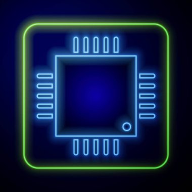 Mavi arkaplanda mikro devreli parlayan neon bilgisayar işlemci simgesi izole edildi. Devre kartı işaretli çip ya da işlemci. Mikro işlemci. Vektör İllüstrasyonu