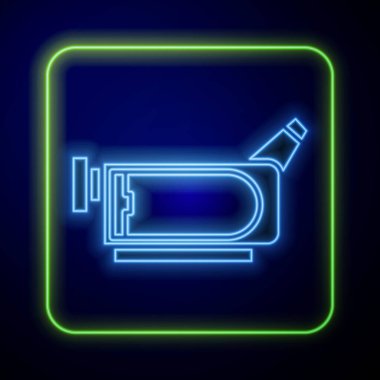 Parlayan neon sinema kamera ikonu mavi arkaplanda izole edildi. Video kamera. Film tabelası. Film projektörü. Vektör İllüstrasyonu