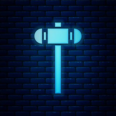 Parlayan neon balyoz simgesi tuğla duvar arkasında izole edilmiş. Vektör İllüstrasyonu