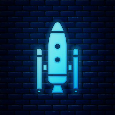 Parlayan neon uzay mekiği ve roket ikonu tuğla duvar arka planında izole edildi. Vektör İllüstrasyonu