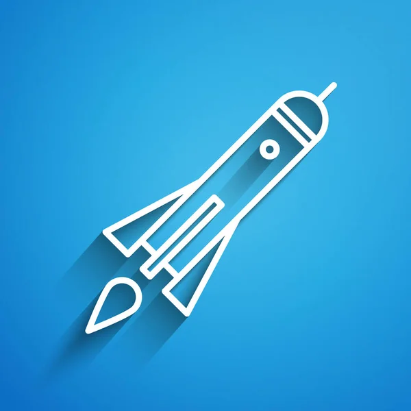 Белый Линейный Ракетный Корабль Иконкой Огня Изолирован Синем Фоне Космические — стоковый вектор