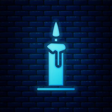 Duvarın arka planında izole edilmiş, mum ikonunda parlayan neon yanan mum. Silindirik mum çubuğu ve yanan ateş. Vektör İllüstrasyonu