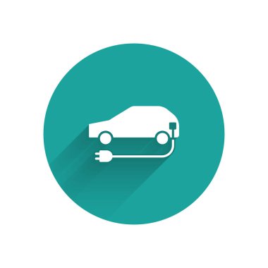 Beyaz elektrikli araba ve elektrik kablosu şarj ikonu uzun gölgeyle izole edilmiş. Yenilenebilir ekolojik teknolojiler. Yeşil daire düğmesi. Vektör İllüstrasyonu