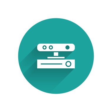 Beyaz Hareket sensör simgesi uzun gölgeli izole edildi. Yeşil daire düğmesi. Vektör İllüstrasyonu