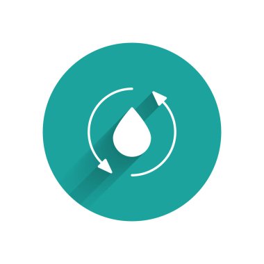 Beyaz yağ damlası ikonu uzun gölgeli izole edilmiş. Yeşil daire düğmesi. Vektör İllüstrasyonu