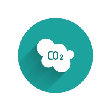 Bulut simgesindeki beyaz karbondioksit emisyonları uzun gölgeli izole edilmiş. Karbondioksit formülü, duman kirliliği konsepti, çevre konsepti. Yeşil daire düğmesi. Vektör İllüstrasyonu