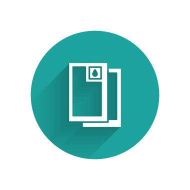 Beyaz Varil yağ ikonu uzun gölgeli izole edilmiş. Yeşil daire düğmesi. Vektör İllüstrasyonu