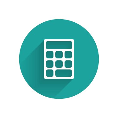 Beyaz Hesap Makinesi simgesi uzun gölgeli izole edilmiş. Muhasebe sembolü. İş hesaplamaları matematik eğitimi ve finans. Yeşil daire düğmesi. Vektör İllüstrasyonu