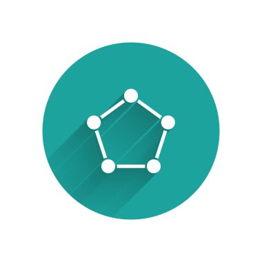 Beyaz Geometrik figür Pentagonal prizma ikonu uzun gölgeli izole edilmiş. Soyut şekil. Geometrik süs. Yeşil daire düğmesi. Vektör İllüstrasyonu