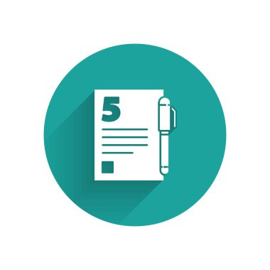 Beyaz Test veya sınav kağıdı ve uzun gölgeli kalem simgesi. Sınav kağıdı, sınav ya da araştırma konsepti. Yeşil daire düğmesi. Vektör İllüstrasyonu