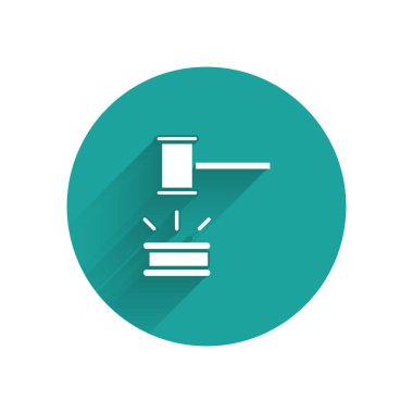 Beyaz Yargıç Tokmak ikonu uzun gölgelerle izole edilmiş. Gavel cezaların, faturaların, mahkemenin, adaletin hükmünü verecek. Açık arttırma çekici. Yeşil daire düğmesi. Vektör İllüstrasyonu