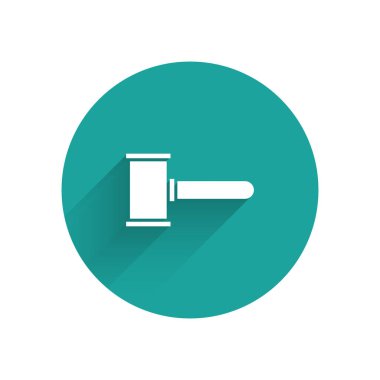 Beyaz Yargıç Tokmak ikonu uzun gölgelerle izole edilmiş. Gavel cezaların, faturaların, mahkemenin, adaletin hükmünü verecek. Açık arttırma çekici. Yeşil daire düğmesi. Vektör İllüstrasyonu