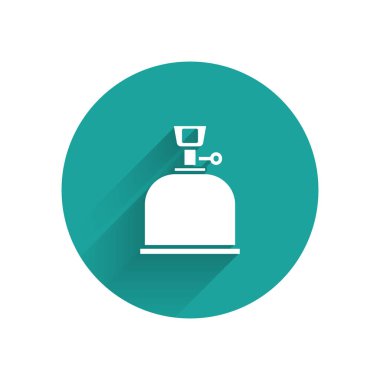 Uzun gölgeli beyaz kamp gaz sobası ikonu. Taşınabilir gaz ocağı. Yürüyüş, kamp malzemeleri. Yeşil daire düğmesi. Vektör İllüstrasyonu