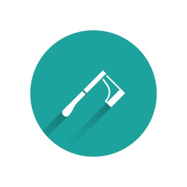 Beyaz tahta balta ikonu uzun gölgeli izole edilmiş. Oduncu baltası. Yeşil daire düğmesi. Vektör İllüstrasyonu