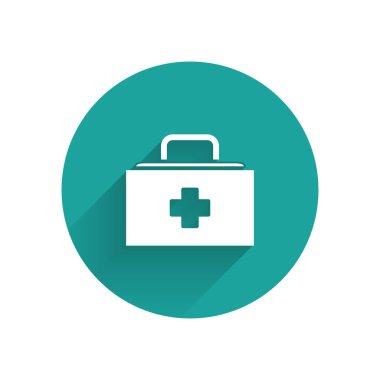 Uzun gölgeli beyaz ilk yardım çantası simgesi. Haçlı sağlık kutusu. Acil durumlar için tıbbi ekipman. Sağlık sigortası konsepti. Yeşil daire düğmesi. Vektör İllüstrasyonu