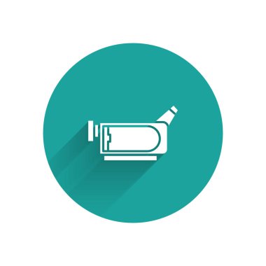 Beyaz Sinema kamera ikonu uzun gölgeli izole edilmiş. Video kamera. Film tabelası. Film projektörü. Yeşil daire düğmesi. Vektör İllüstrasyonu