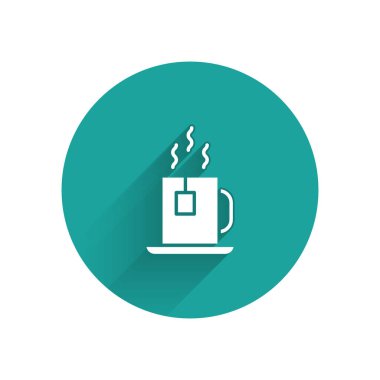 Çay poşeti ikonlu, uzun gölgeli beyaz bir fincan çay. Yeşil daire düğmesi. Vektör İllüstrasyonu