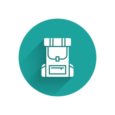 Beyaz Yürüyüş sırt çantası simgesi uzun gölgeli. Kamp ve dağ gezisi sırt çantası. Yeşil daire düğmesi. Vektör İllüstrasyonu