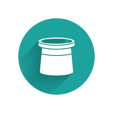 Beyaz Sihirbaz şapka ikonu uzun gölgeli izole edilmiş. Sihir numarası. Gizemli eğlence konsepti. Yeşil daire düğmesi. Vektör İllüstrasyonu