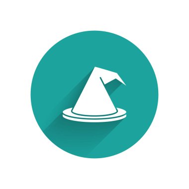 Beyaz Cadı şapkası simgesi uzun gölgeli izole edilmiş. Mutlu Cadılar Bayramı Partisi. Yeşil daire düğmesi. Vektör İllüstrasyonu