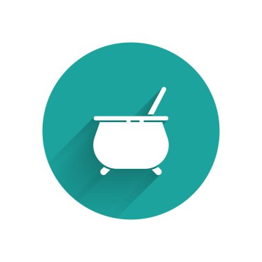 Beyaz Cadı kazan ikonu uzun gölgeli izole edilmiş. Mutlu Cadılar Bayramı Partisi. Yeşil daire düğmesi. Vektör İllüstrasyonu