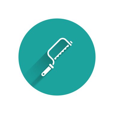 Beyaz Demir Testere simgesi uzun gölgeli izole edilmiş. Tahta ve metal testeresi. Yeşil daire düğmesi. Vektör İllüstrasyonu