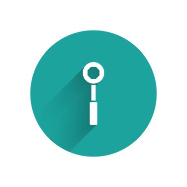 Beyaz İngiliz anahtarı simgesi uzun gölgeli izole edilmiş. Yeşil daire düğmesi. Vektör İllüstrasyonu