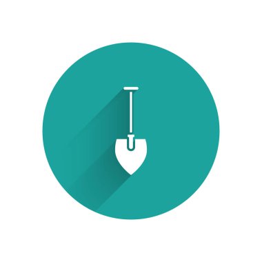 Beyaz Kürek ikonu uzun gölgeli izole edilmiş. Bahçe aletleri. Bahçecilik, tarım, çiftçilik aleti. Yeşil daire düğmesi. Vektör İllüstrasyonu