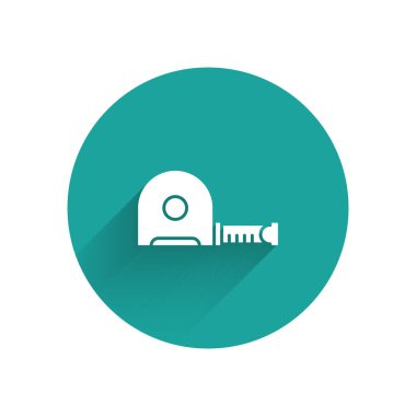 Beyaz Rulet inşaat ikonu uzun gölgeli izole edilmiş. Mezura ölçüm sembolü. Yeşil daire düğmesi. Vektör İllüstrasyonu