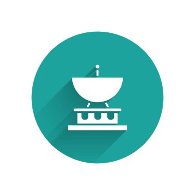 Beyaz uydu çanak ikonu uzun gölgeli izole edilmiş. Radyo anten, astronomi ve uzay araştırması. Yeşil daire düğmesi. Vektör İllüstrasyonu