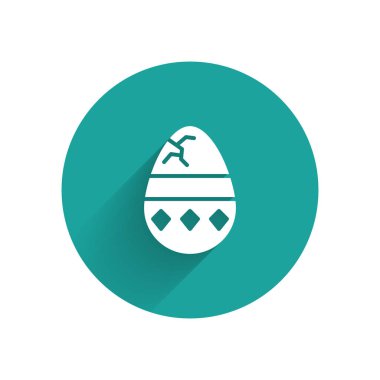 Beyaz çatlamış yumurta ikonu uzun gölgeli izole edilmiş. Mutlu Paskalyalar. Yeşil daire düğmesi. Vektör İllüstrasyonu