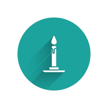 Mum ikonunda yanan beyaz mum uzun gölgeli izole edilmiş. Silindirik mum çubuğu ve yanan ateş. Yeşil daire düğmesi. Vektör İllüstrasyonu