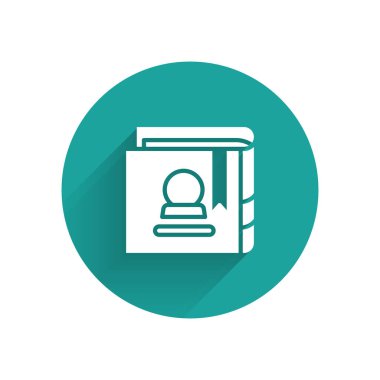 Beyaz Eskiler 'in sihirli kitabı. Simya tarifleri, mistik büyüler ve uzun gölgeli büyülü ikonlar. Yeşil daire düğmesi. Vektör İllüstrasyonu