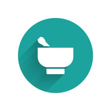 Beyaz Sihirli havan ve tokmak ikonu uzun gölgeli izole edilmiş. Yeşil daire düğmesi. Vektör İllüstrasyonu