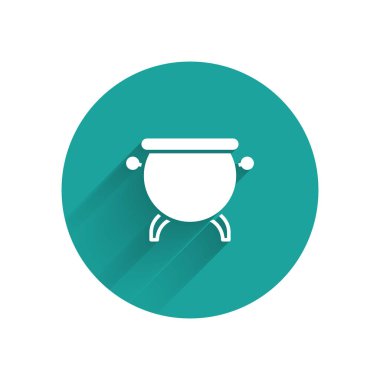 Beyaz Cadı kazan ikonu uzun gölgeli izole edilmiş. Mutlu Cadılar Bayramı Partisi. Yeşil daire düğmesi. Vektör İllüstrasyonu