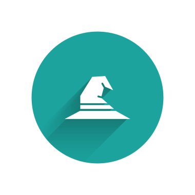 Beyaz Cadı şapkası simgesi uzun gölgeli izole edilmiş. Mutlu Cadılar Bayramı Partisi. Yeşil daire düğmesi. Vektör İllüstrasyonu